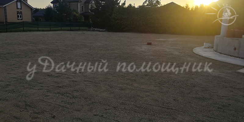 подготовленная почва под посев газонной травы